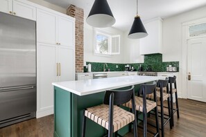 冷蔵庫、電子レンジ、オーブン、コンロ