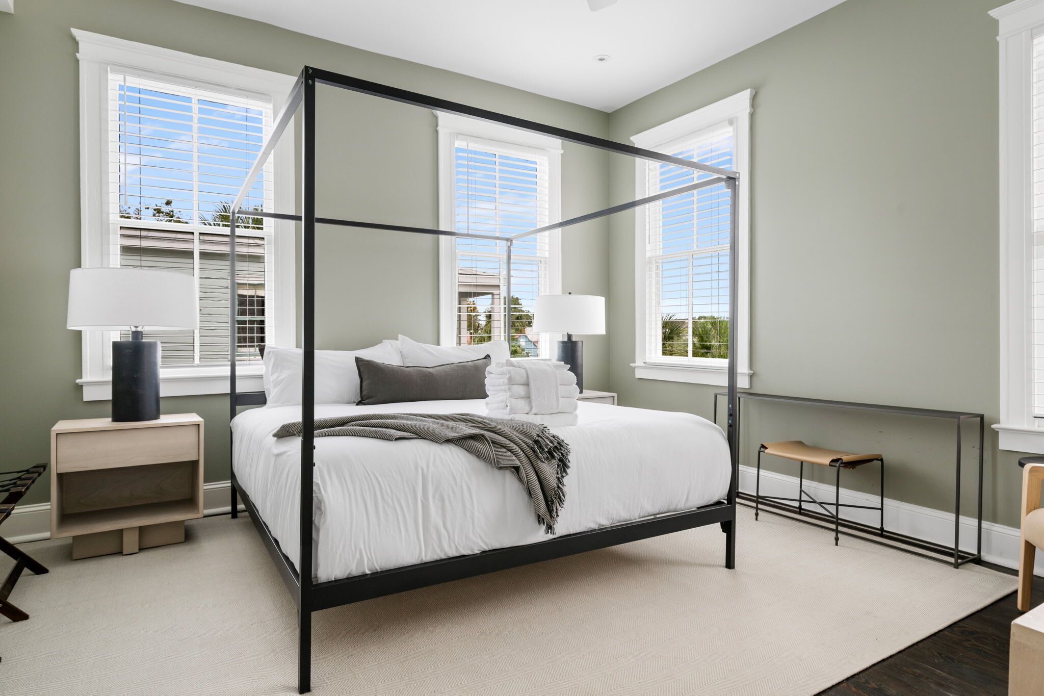 4 bedrooms, iron/ironing board, WiFi, bed sheets