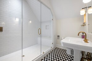 Shower, hair dryer, towels, shampoo - The Gardenia House | Unit B | Sleeps 13 (Charleston)