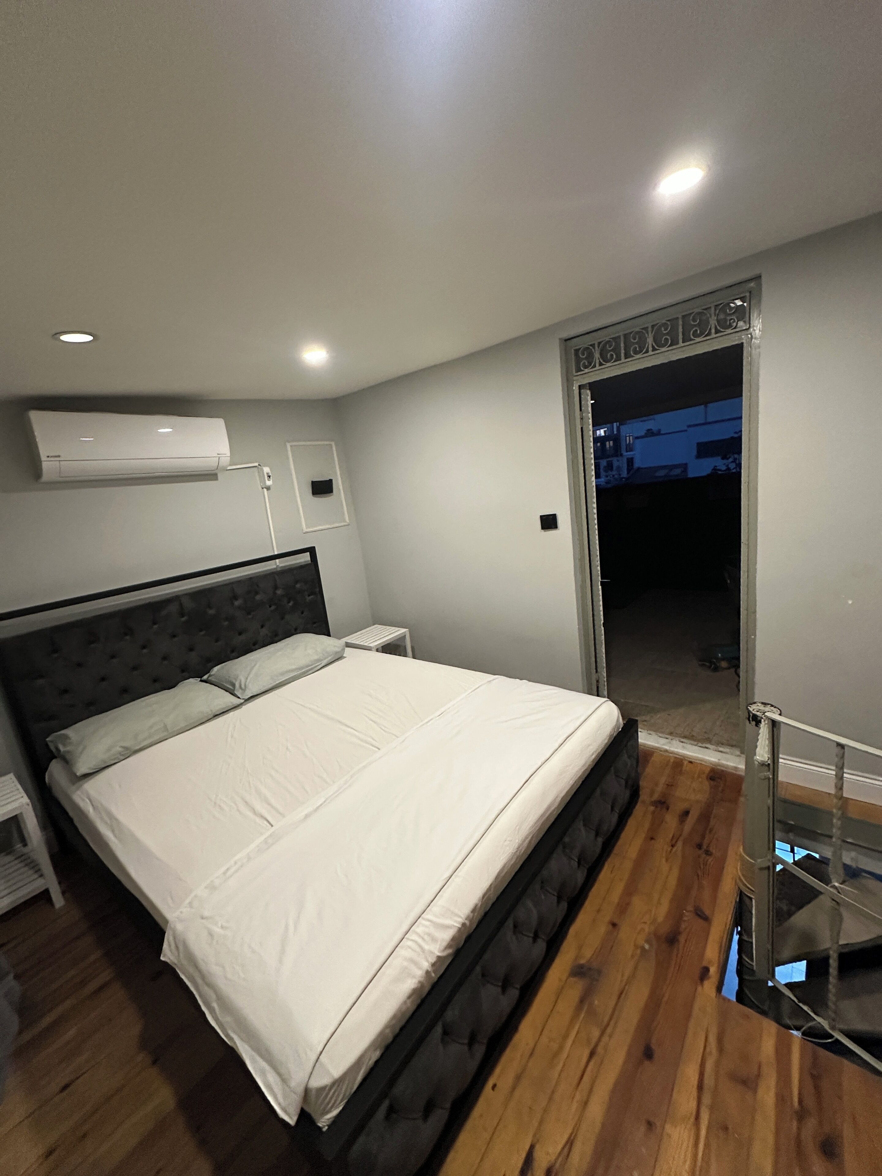 Egyptian cotton sheets, premium bedding, minibar, desk