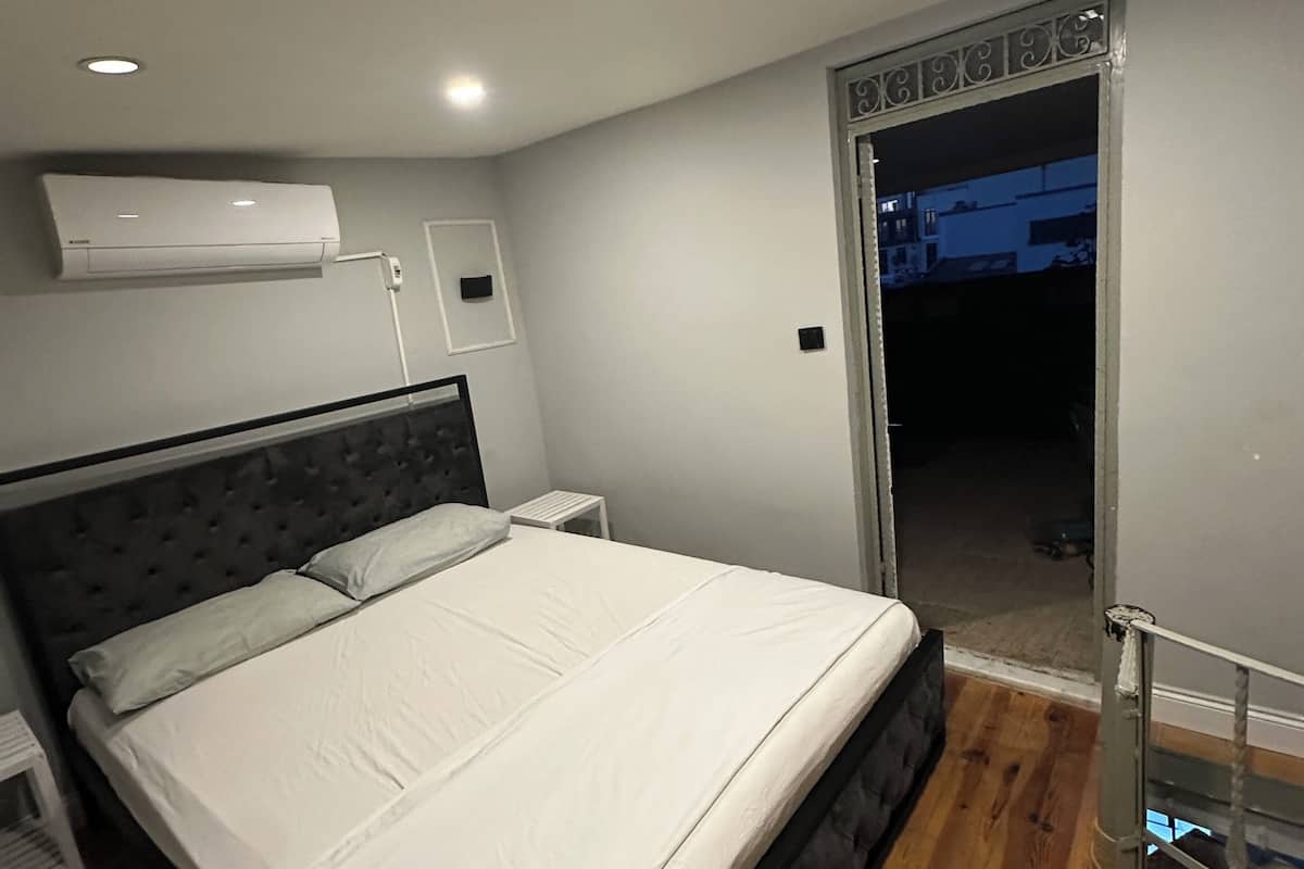 Quarto quádruplo luxo, sacada, vista para a cidade | Roupas de cama de algodão egípcio, roupas de cama premium, frigobar