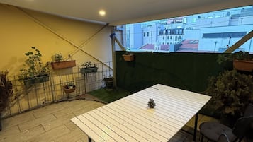 Quarto quádruplo luxo, sacada, vista para a cidade | Terraço/pátio