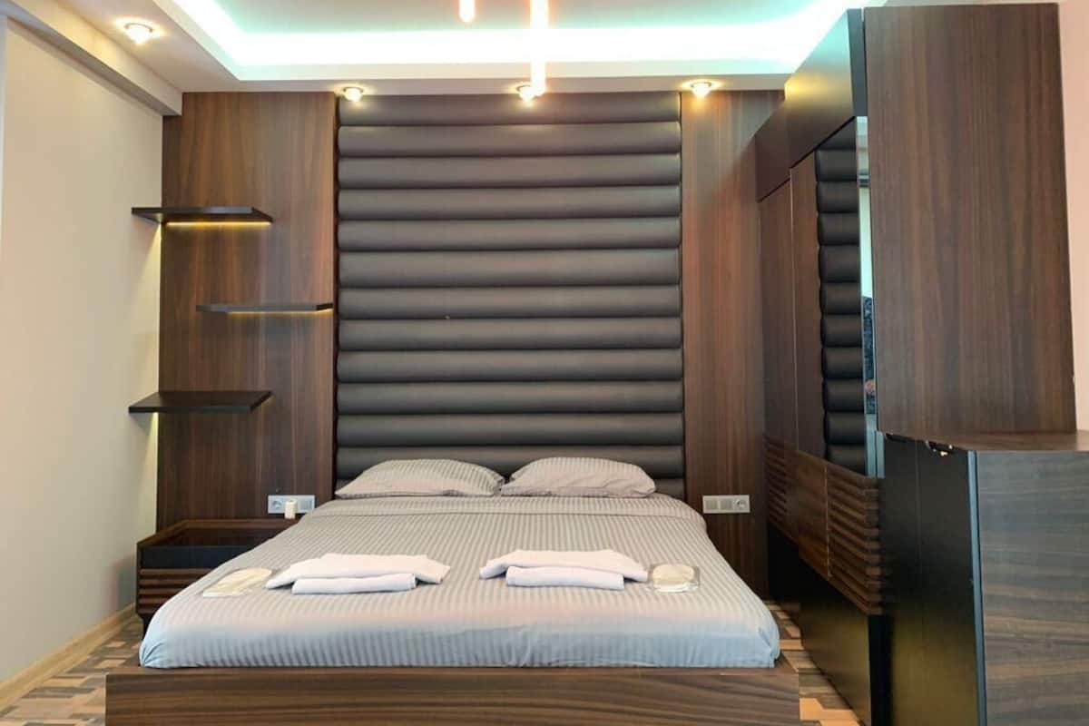 Deluxe Studio Suite, City View | 1 bedroom, Egyptian cotton sheets, premium bedding, minibar