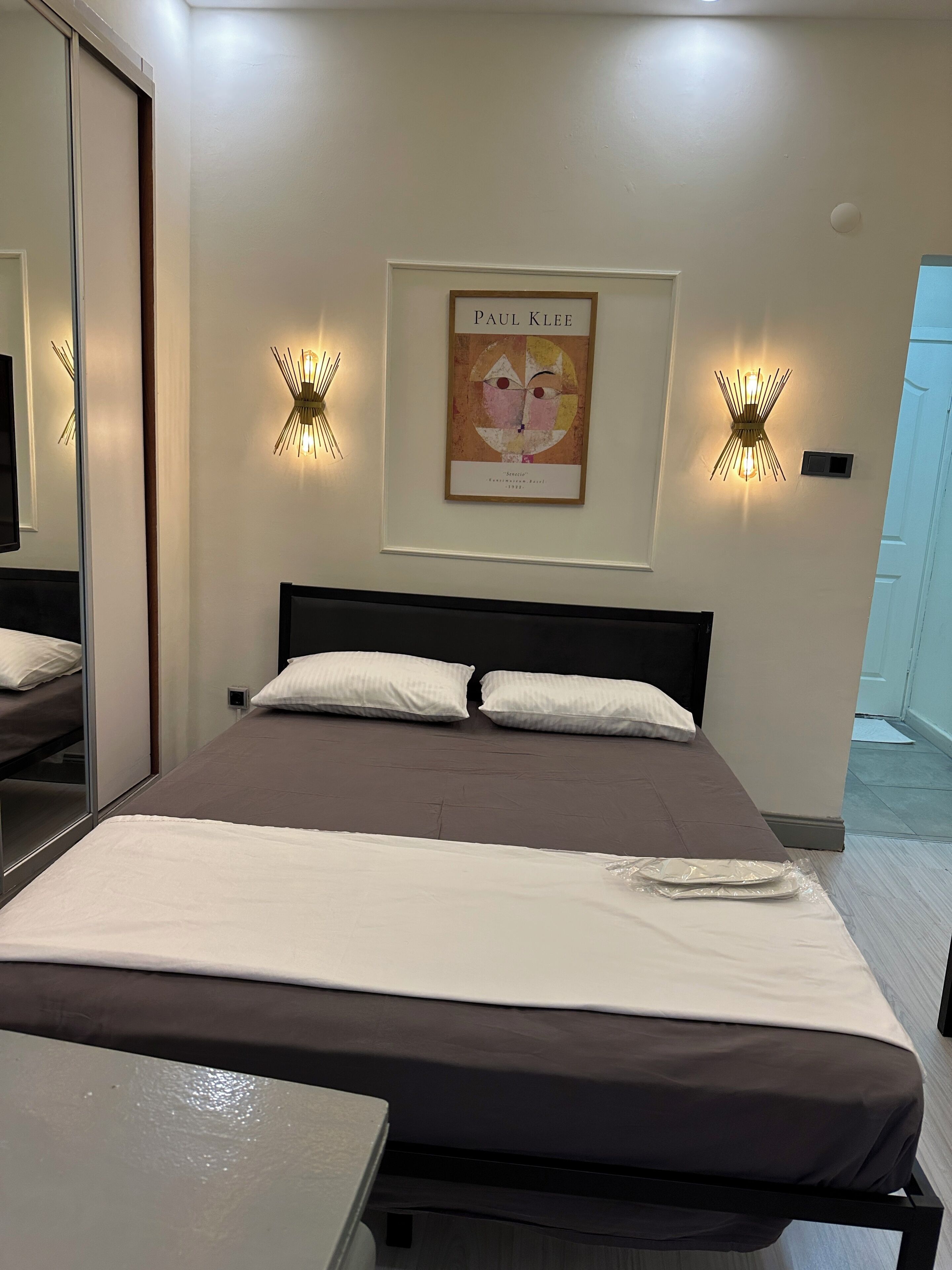 Egyptian cotton sheets, premium bedding, minibar, desk