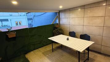 Quarto quádruplo luxo, sacada, vista para a cidade | Terraço/pátio