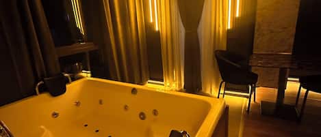 Jetted bathtub