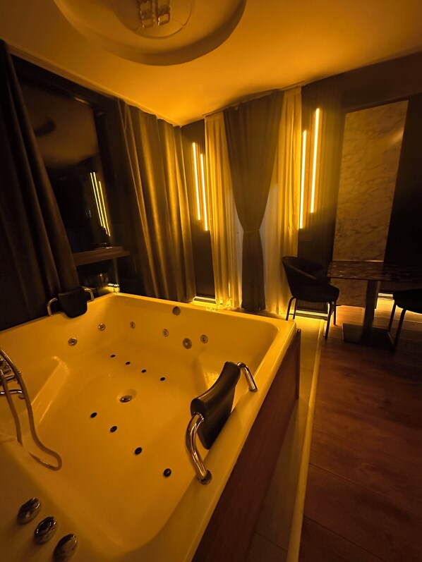 Luxury Suite | Jetted tub