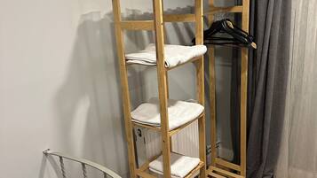 Habitación cuádruple Deluxe, balcón, vistas a la ciudad | Sábanas de algodón egipcio, ropa de cama de alta calidad, minibar