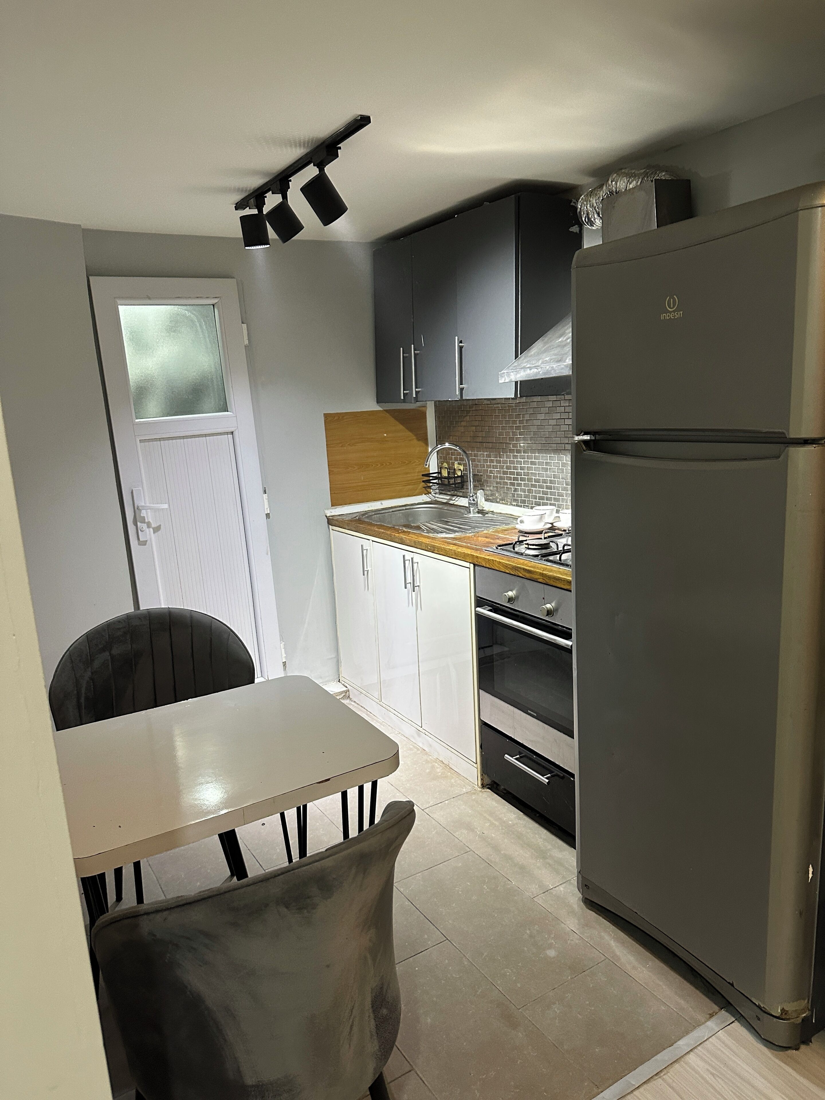 Quarto quádruplo luxo, sacada, vista para a cidade | Cozinha privada | Cafeteira/chaleira, chaleira elétrica