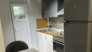 Quarto quádruplo luxo, sacada, vista para a cidade | Cozinha privada | Cafeteira/chaleira, chaleira elétrica