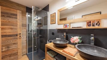 Luxury Apartment, Multiple Bedrooms (Beautiful Flat In Courmayeur) | Bathroom | Shower, hair dryer, bidet, towels