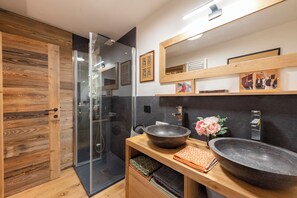 Shower, pengering rambut, kloset, dan handuk