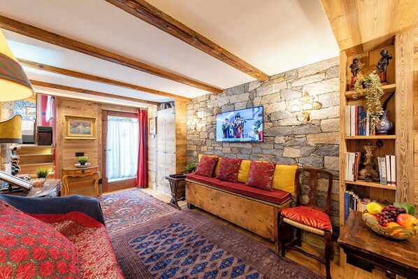 Luxury Apartment, Multiple Bedrooms (Beautiful Flat In Courmayeur) | Living area | Flat-screen TV
