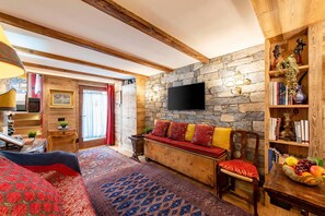 Căn hộ Cao cấp, nhiều phòng ngủ (Beautiful Flat In Courmayeur) | Khu phòng khách | TV màn hình phẳng 