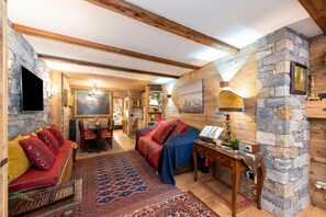 Luksusleilighet, flere soverom (Beautiful Flat In Courmayeur) | Oppholdsområde | Flatskjerm-TV