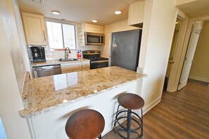 冷蔵庫、電子レンジ、オーブン、コンロ