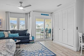 Smart TV - Sandpiper Cove Unit 8207 Updated Studio In Destin, FL FREE BEACH CHAIR SERVICE from March 1 to October 31. (Destin)
