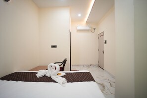 Standard Room | Meja, ruang kerja komputer riba, Wi-fi percuma 