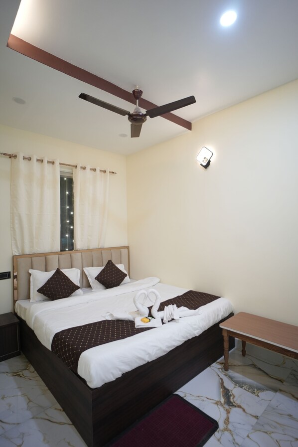 Escritorio, espacio para trabajar con laptop y wifi gratis