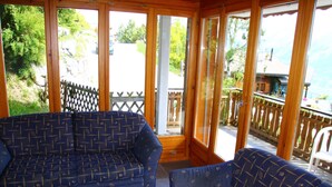 Una habitación con dos sofás azules estampados y una mesa de madera.