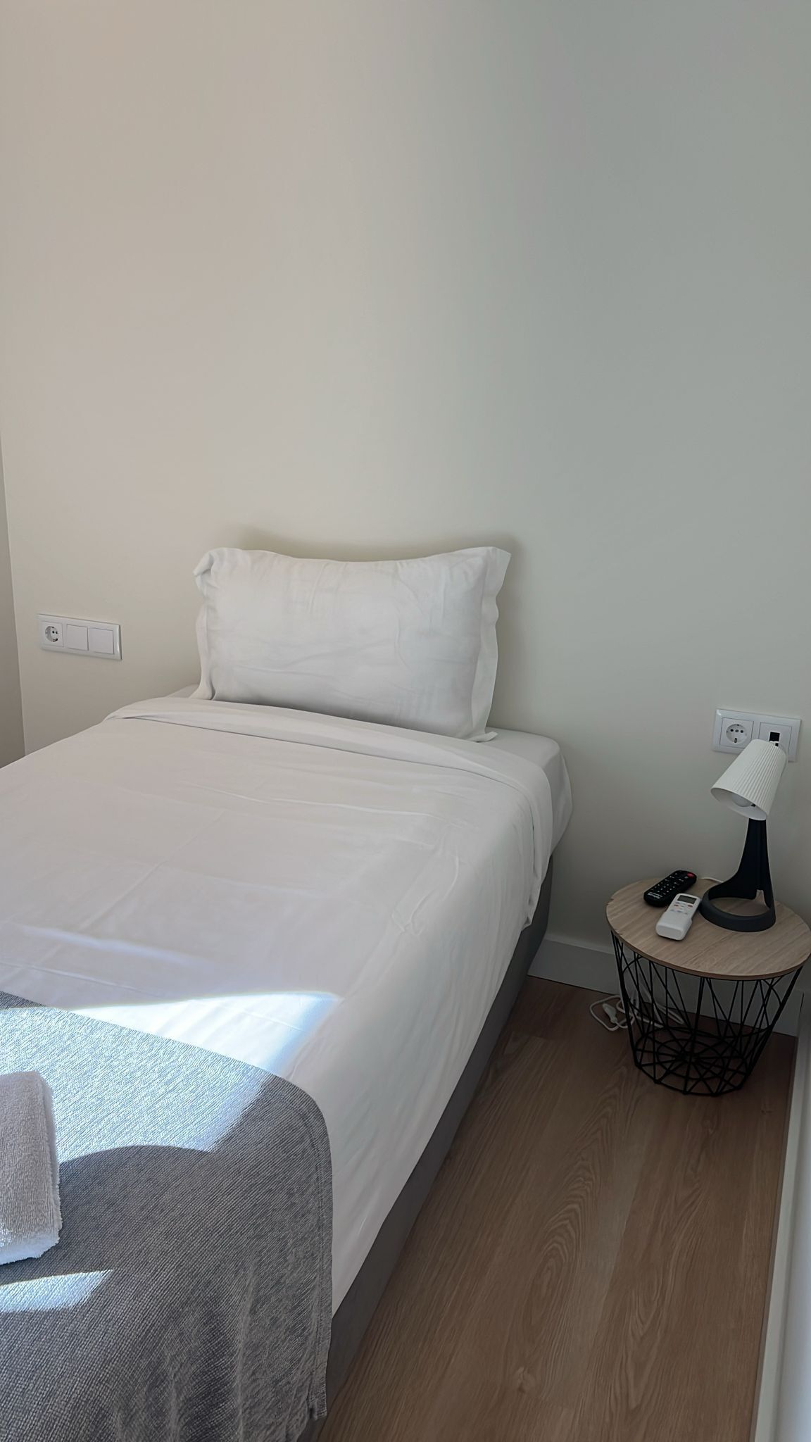 Escritorio, espacio para trabajar con laptop y wifi gratis 