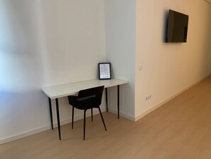 Een bureau, een laptopwerkplek, gratis wifi
