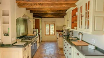 Frigorifero, microonde, forno, lavastoviglie