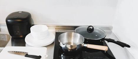 Refrigerador, microondas, parrilla de estufa y utensilios de cocina