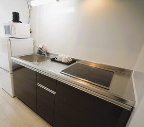 Refrigerador, microondas, parrilla de estufa y utensilios de cocina 