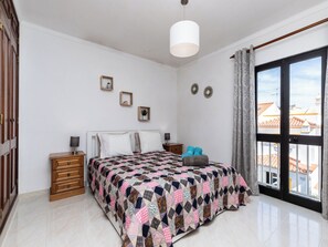 1 bedroom, bed sheets