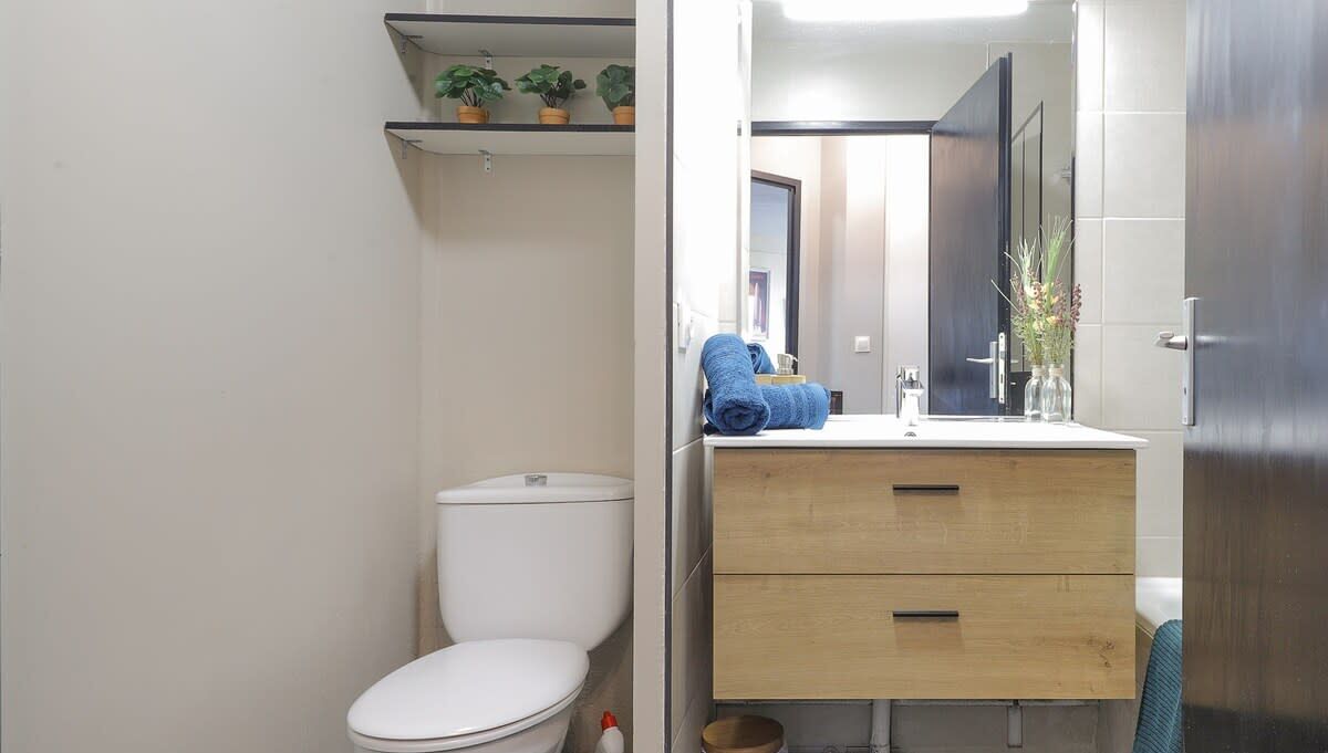 Een haardroger, handdoeken