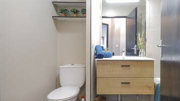 Een haardroger, handdoeken