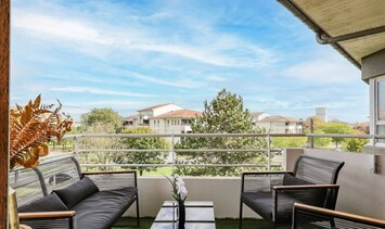Balcon avec meuble de jardin pour profiter de l’extérieur