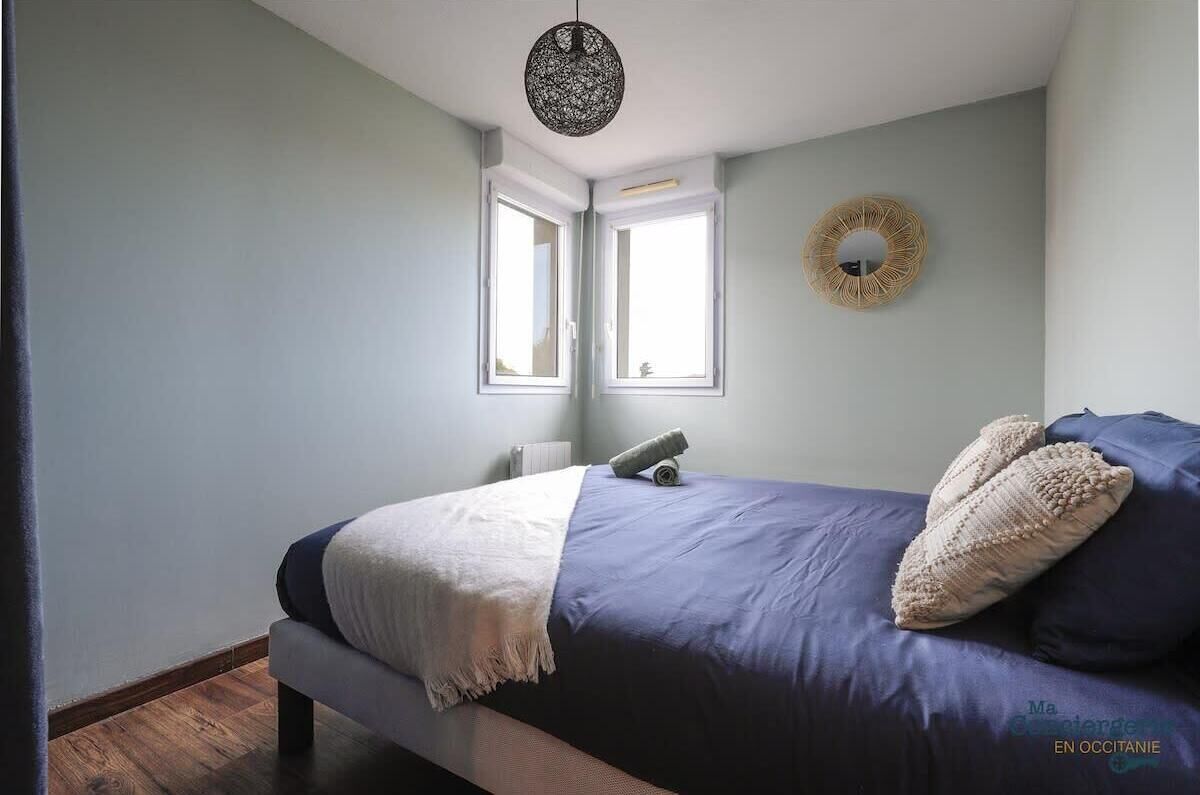 Chambre avec placard de rangement