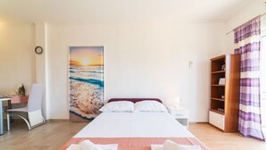 スタジオ (Studio Apartment with Garden)