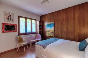 2 Schlafzimmer, Daunenbettdecken, individuell eingerichtet