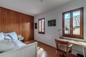 2 bedrooms, down comforters, individually furnished, iron/ironing board - Casa In Contrada  (Bissone)