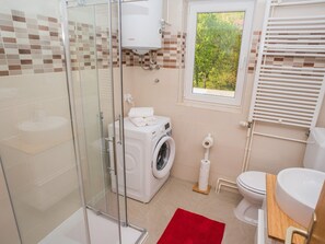 Leilighet (One Bedroom Apartment) | Bad | Dusj og håndklær