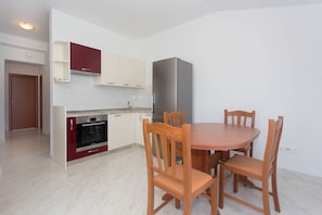 Lejlighed (Premium Two Bedroom Apartment (Owner ) | Stue | 32-tommers fladskærms-tv med kabelkanaler