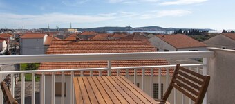 Charming Apartments With Private Balcony and City View Seget Donji