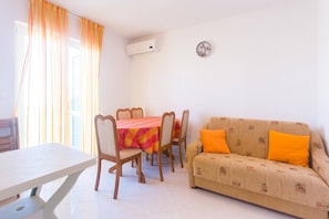 Lejlighed (Family Two Bedroom Apartment (Owner n) | Stue | 32-tommers fladskærms-tv med kabelkanaler