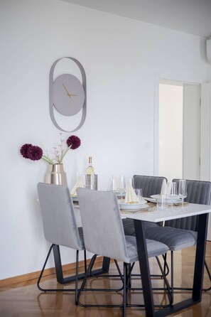 Apartemen (Two Bedroom Apartment) | Ruang makan