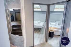 4 عدّة غرف نوم وواي فاي مجانًا وملاءات أسرّة