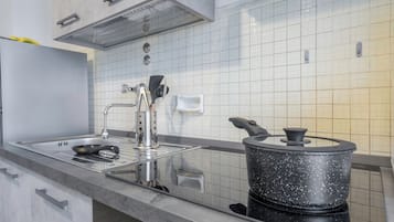 Condo, Balcony | Private kitchen | Full-size fridge, microwave, oven, stovetop