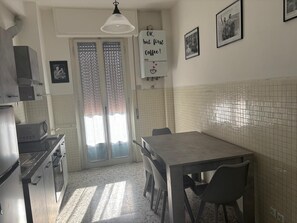 Kondominium, balkon | Dapur pribadi | Lemari es besar, microwave, oven, dan kompor