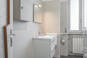 Kondominium, balkon | Kamar mandi | Shower, pengering rambut,  dan handuk