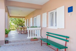 อพาร์ทเมนท์ (Two Bedroom Apartment with Balcony an) | ระเบียง