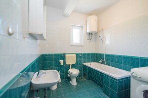 Apartament (Two Bedroom Apartment with Balcony an) | Bany | Banyera i tovalloles