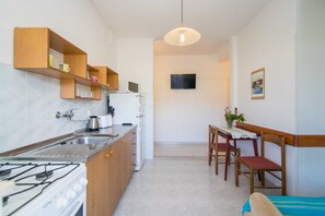Apartament (Two Bedroom Apartment with Balcony an) | Sala d'estar | Televisor de pantalla plana de 32 polzades amb canals per cable