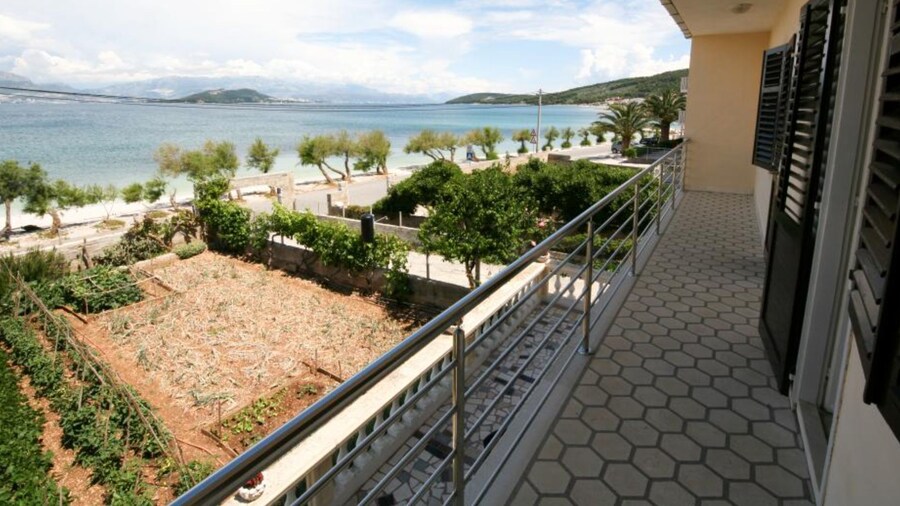 Spacious Beachfront Apartment Ciovo
